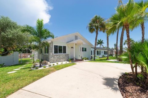 Casa en Saint Pete Beach, Florida 3 dormitorios, 130.06 m2 № 2209295