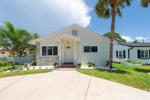 House in Saint Pete Beach, Florida 3 bedrooms, 130.06 sq.m. № 2209295 - photo 2
