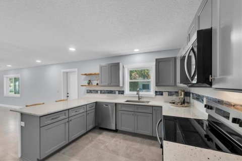 House in Saint Pete Beach, Florida 3 bedrooms, 130.06 sq.m. № 2209295 - photo 6