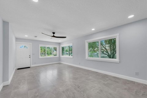 House in Saint Pete Beach, Florida 3 bedrooms, 130.06 sq.m. № 2209295 - photo 12