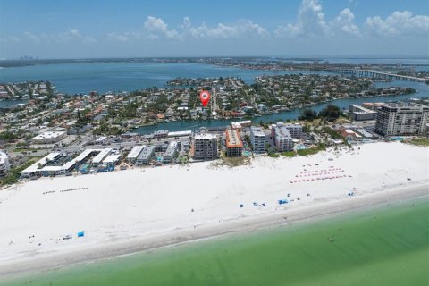 House in Saint Pete Beach, Florida 3 bedrooms, 130.06 sq.m. № 2209295 - photo 3