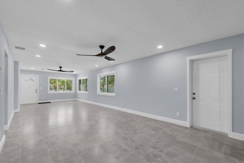 House in Saint Pete Beach, Florida 3 bedrooms, 130.06 sq.m. № 2209295 - photo 14