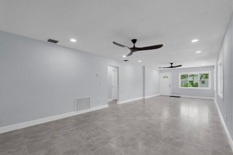 House in Saint Pete Beach, Florida 3 bedrooms, 130.06 sq.m. № 2209295 - photo 18