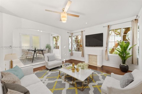 Condominio en venta en Miami Beach, Florida, 1 dormitorio, 76.74 m2 № 1738982 - foto 1