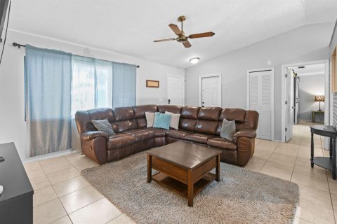 Villa ou maison à louer à Port St. Lucie, Floride: 3 chambres, 117.43 m2 № 2286047 - photo 4