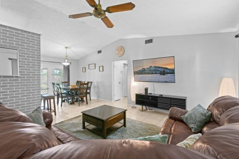 Villa ou maison à louer à Port St. Lucie, Floride: 3 chambres, 117.43 m2 № 2286047 - photo 2