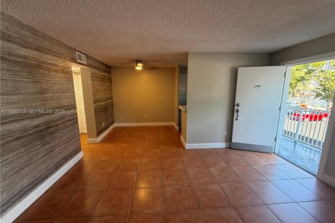 Снять в аренду квартиру в Норт-Бей-Виллидж, Флорида 1 спальня, 57.6м2, № 2044146 - фото 2