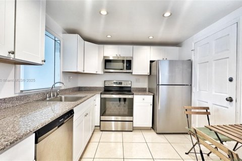 Condominio en alquiler en North Miami Beach, Florida, 1 dormitorio, 75.44 m2 № 1896659 - foto 1