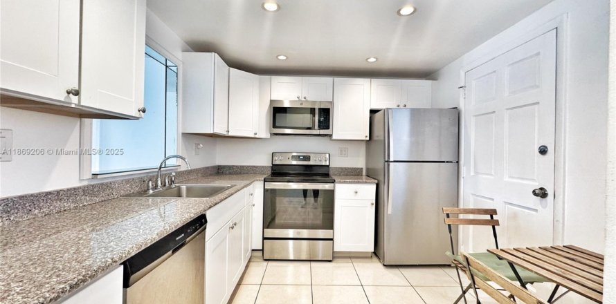 Condominio en North Miami Beach, Florida, 1 dormitorio  № 1896659