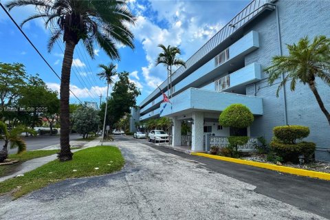 Condominio en alquiler en North Miami Beach, Florida, 1 dormitorio, 75.44 m2 № 1896659 - foto 16