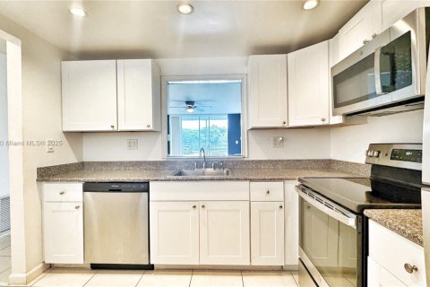 Condominio en alquiler en North Miami Beach, Florida, 1 dormitorio, 75.44 m2 № 1896659 - foto 2