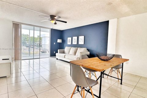 Condominio en alquiler en North Miami Beach, Florida, 1 dormitorio, 75.44 m2 № 1896659 - foto 5
