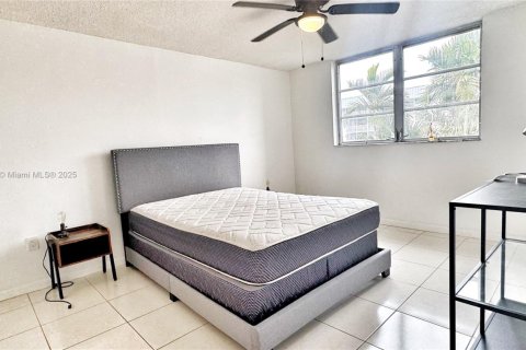 Condominio en alquiler en North Miami Beach, Florida, 1 dormitorio, 75.44 m2 № 1896659 - foto 11