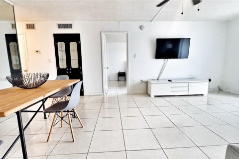 Condominio en alquiler en North Miami Beach, Florida, 1 dormitorio, 75.44 m2 № 1896659 - foto 7