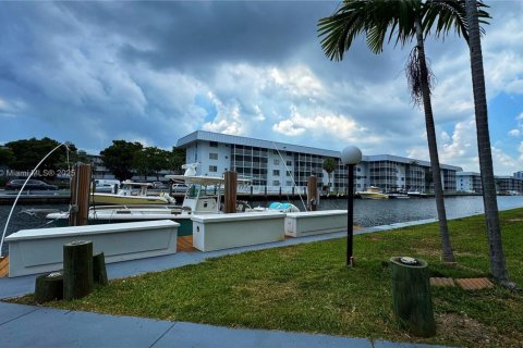 Condominio en alquiler en North Miami Beach, Florida, 1 dormitorio, 75.44 m2 № 1896659 - foto 15