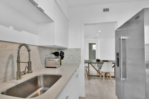 Villa ou maison à louer à Miami, Floride: 2 chambres, 102.19 m2 № 2434330 - photo 17