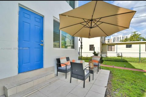 Villa ou maison à louer à Miami, Floride: 2 chambres, 102.19 m2 № 2434330 - photo 22