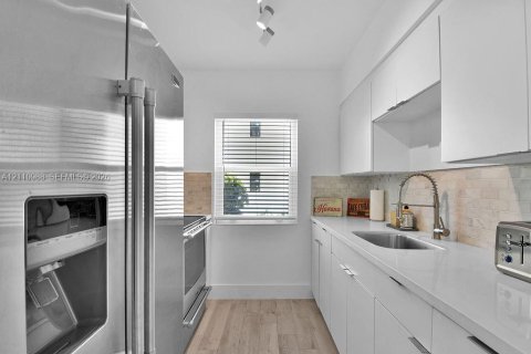 Villa ou maison à louer à Miami, Floride: 2 chambres, 102.19 m2 № 2434330 - photo 13