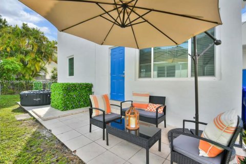 Villa ou maison à louer à Miami, Floride: 2 chambres, 102.19 m2 № 2434330 - photo 21