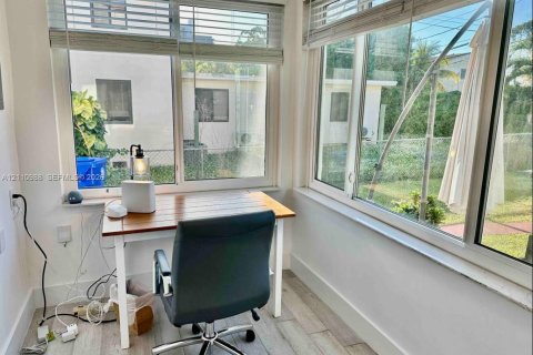 Villa ou maison à louer à Miami, Floride: 2 chambres, 102.19 m2 № 2434330 - photo 19