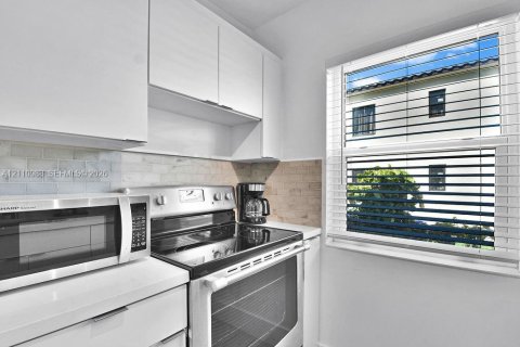 Villa ou maison à louer à Miami, Floride: 2 chambres, 102.19 m2 № 2434330 - photo 15