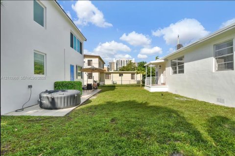 Villa ou maison à louer à Miami, Floride: 2 chambres, 102.19 m2 № 2434330 - photo 24