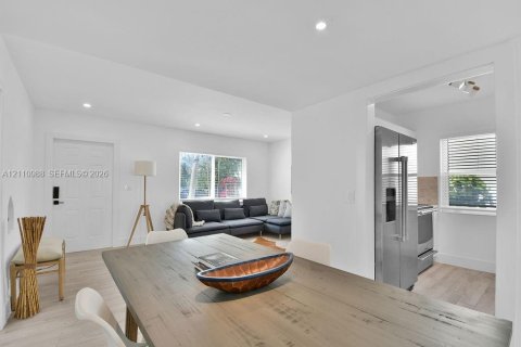Villa ou maison à louer à Miami, Floride: 2 chambres, 102.19 m2 № 2434330 - photo 2