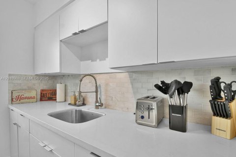 Villa ou maison à louer à Miami, Floride: 2 chambres, 102.19 m2 № 2434330 - photo 14