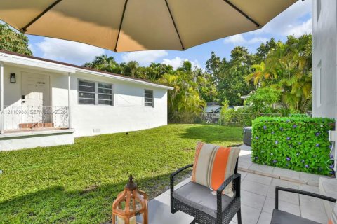 Villa ou maison à louer à Miami, Floride: 2 chambres, 102.19 m2 № 2434330 - photo 23