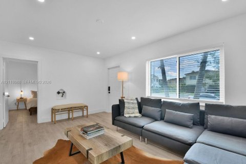 Villa ou maison à louer à Miami, Floride: 2 chambres, 102.19 m2 № 2434330 - photo 3