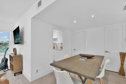 Villa ou maison à louer à Miami, Floride: 2 chambres, 102.19 m2 № 2434330 - photo 18