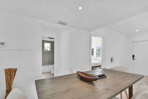 Villa ou maison à louer à Miami, Floride: 2 chambres, 102.19 m2 № 2434330 - photo 16