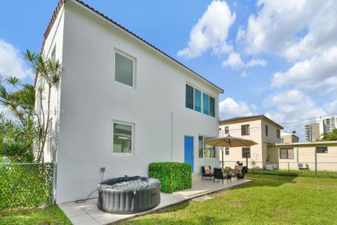 Villa ou maison à louer à Miami, Floride: 2 chambres, 102.19 m2 № 2434330 - photo 25