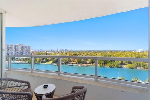 Condo in Miami Beach, Florida, 2 bedrooms № 1978717 - photo 10