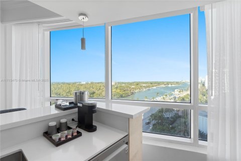 Condo in Miami Beach, Florida, 2 bedrooms № 1978717 - photo 16