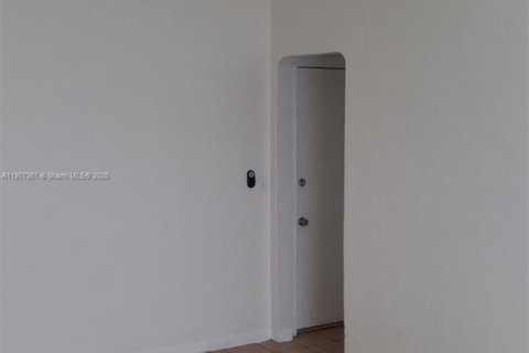 Снять в аренду кондоминиум в Майами-Бич, Флорида 1 спальня, 43.2м2, № 1963663 - фото 12