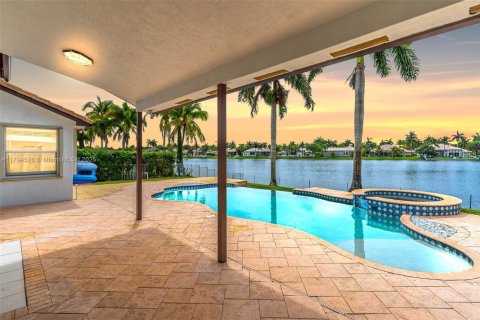 House in Pembroke Pines, Florida 5 bedrooms, 310.76 sq.m. № 1749780 - photo 29