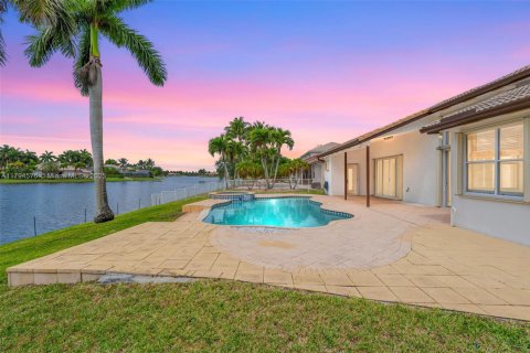 House in Pembroke Pines, Florida 5 bedrooms, 310.76 sq.m. № 1749780 - photo 30