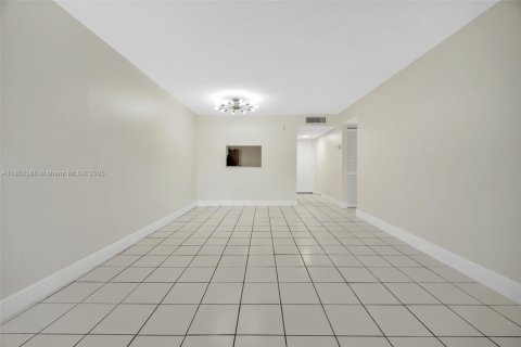 Condo in Miami, Florida, 2 bedrooms  № 1859033 - photo 8