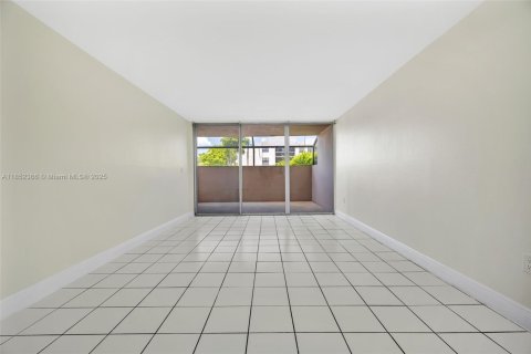 Condo in Miami, Florida, 2 bedrooms  № 1859033 - photo 3