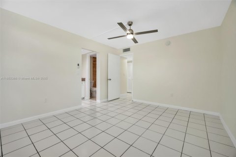 Condo in Miami, Florida, 2 bedrooms  № 1859033 - photo 19
