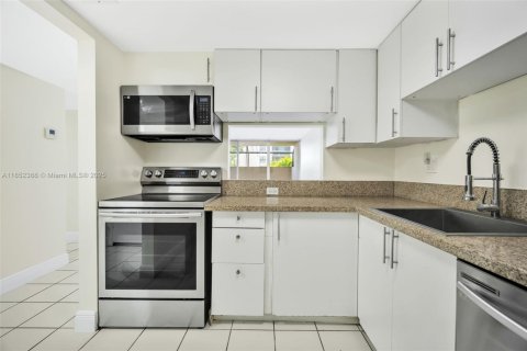 Condo in Miami, Florida, 2 bedrooms  № 1859033 - photo 12