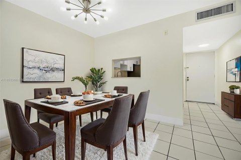 Condo in Miami, Florida, 2 bedrooms  № 1859033 - photo 6