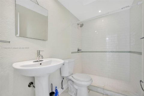 Condo in Miami, Florida, 2 bedrooms  № 1859033 - photo 17