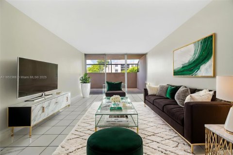 Condo in Miami, Florida, 2 bedrooms  № 1859033 - photo 2