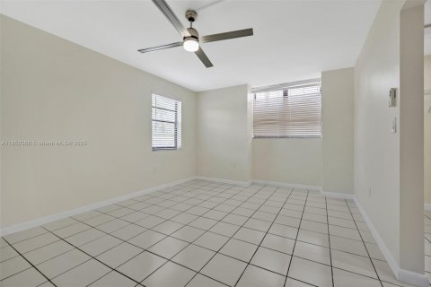 Condo in Miami, Florida, 2 bedrooms  № 1859033 - photo 18