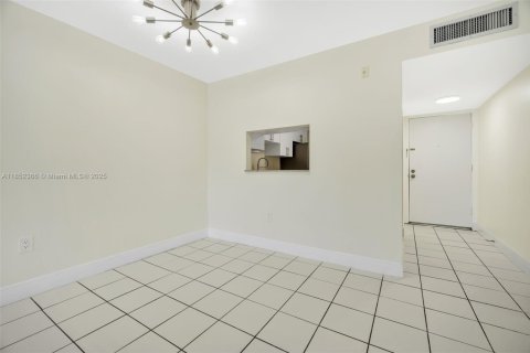 Condo in Miami, Florida, 2 bedrooms  № 1859033 - photo 7