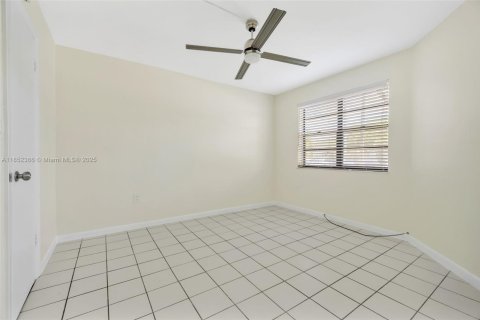 Condo in Miami, Florida, 2 bedrooms  № 1859033 - photo 14