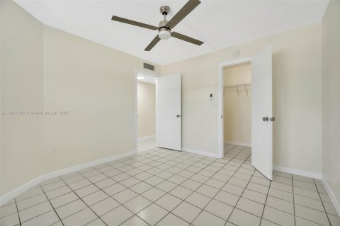 Condo in Miami, Florida, 2 bedrooms  № 1859033 - photo 15