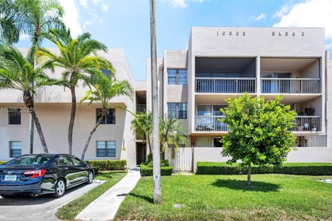 Condo in Miami, Florida, 2 bedrooms  № 1859033 - photo 1